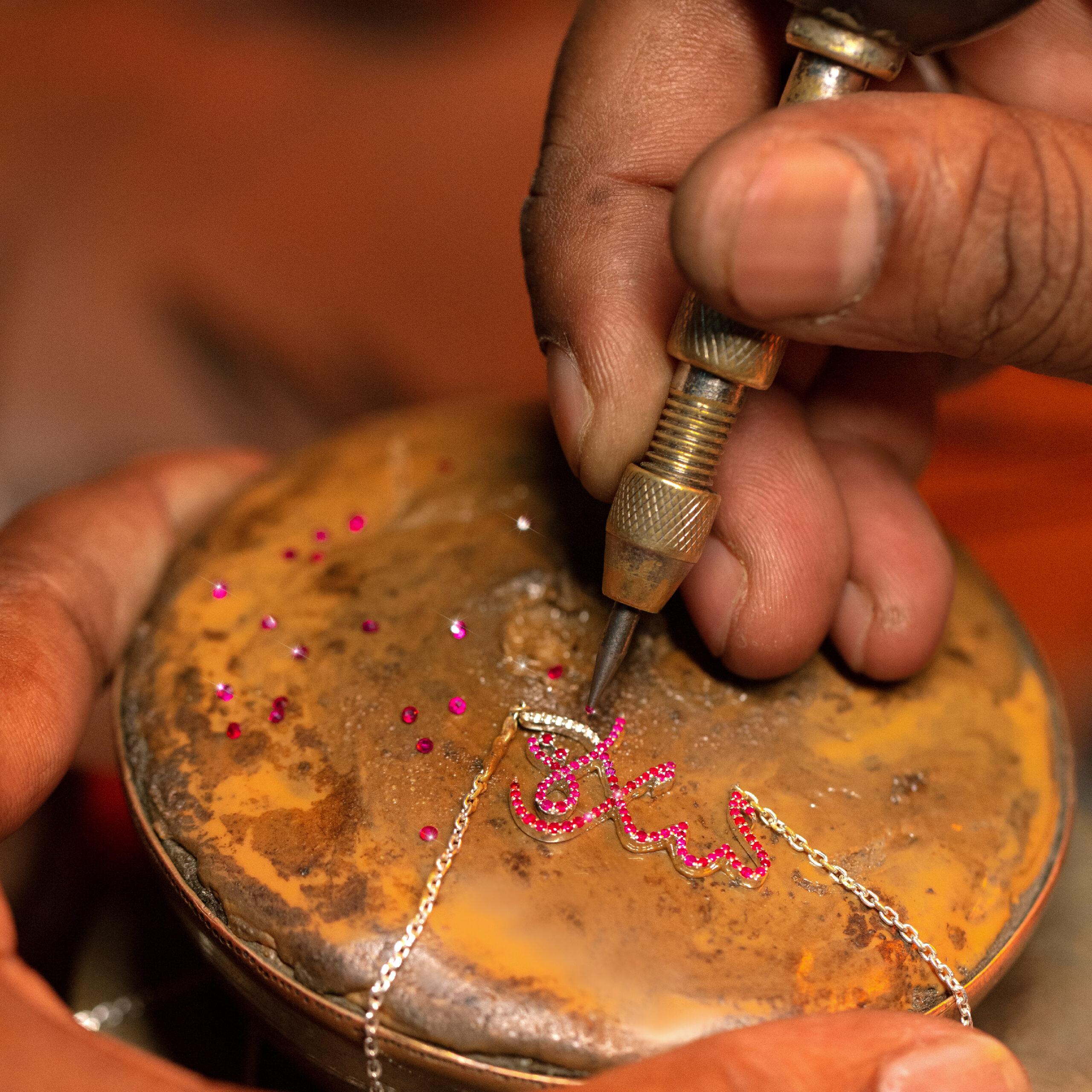 How Does Customer Service Influence the Reputation of the Best Gold Shop?