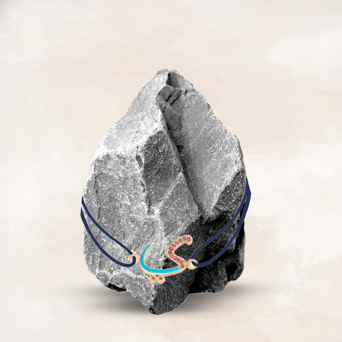 Why Silver Arabic Name Necklaces Are a Timeless Keepsake in Dubai